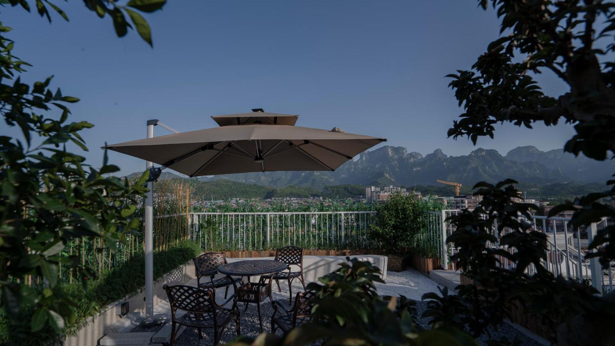 Patio Spring Holiday Inn -- Free Round Trip Pick-Up Service --Panoramic View Of Tianmen Mount Zhangjiajie Eksteriør bilde