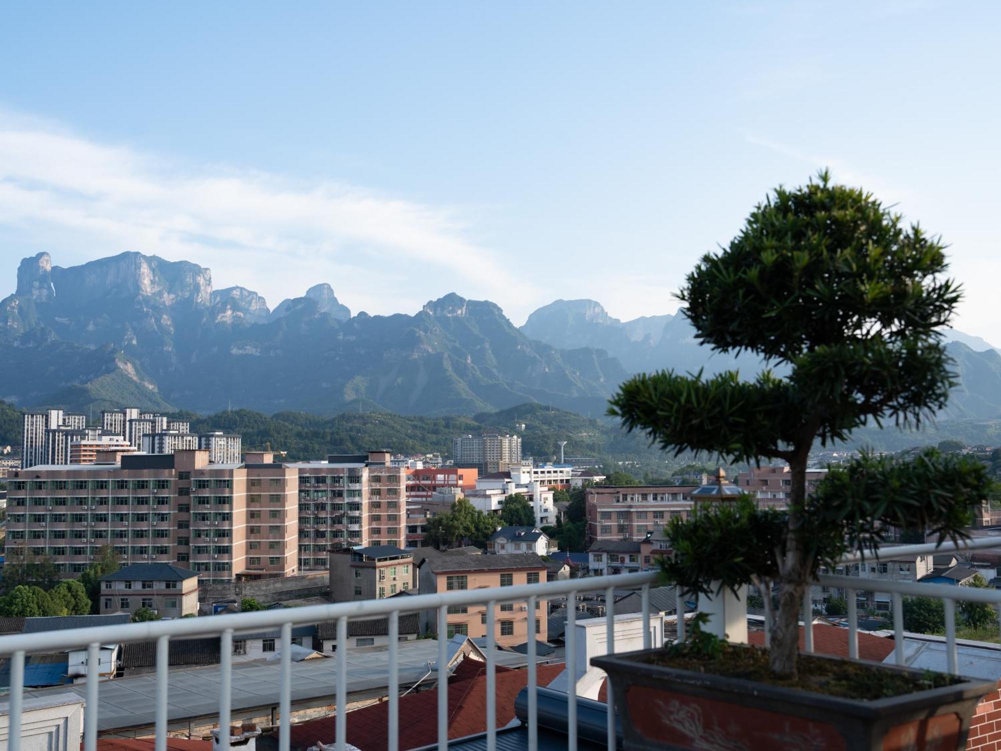 Patio Spring Holiday Inn -- Free Round Trip Pick-Up Service --Panoramic View Of Tianmen Mount Zhangjiajie Eksteriør bilde