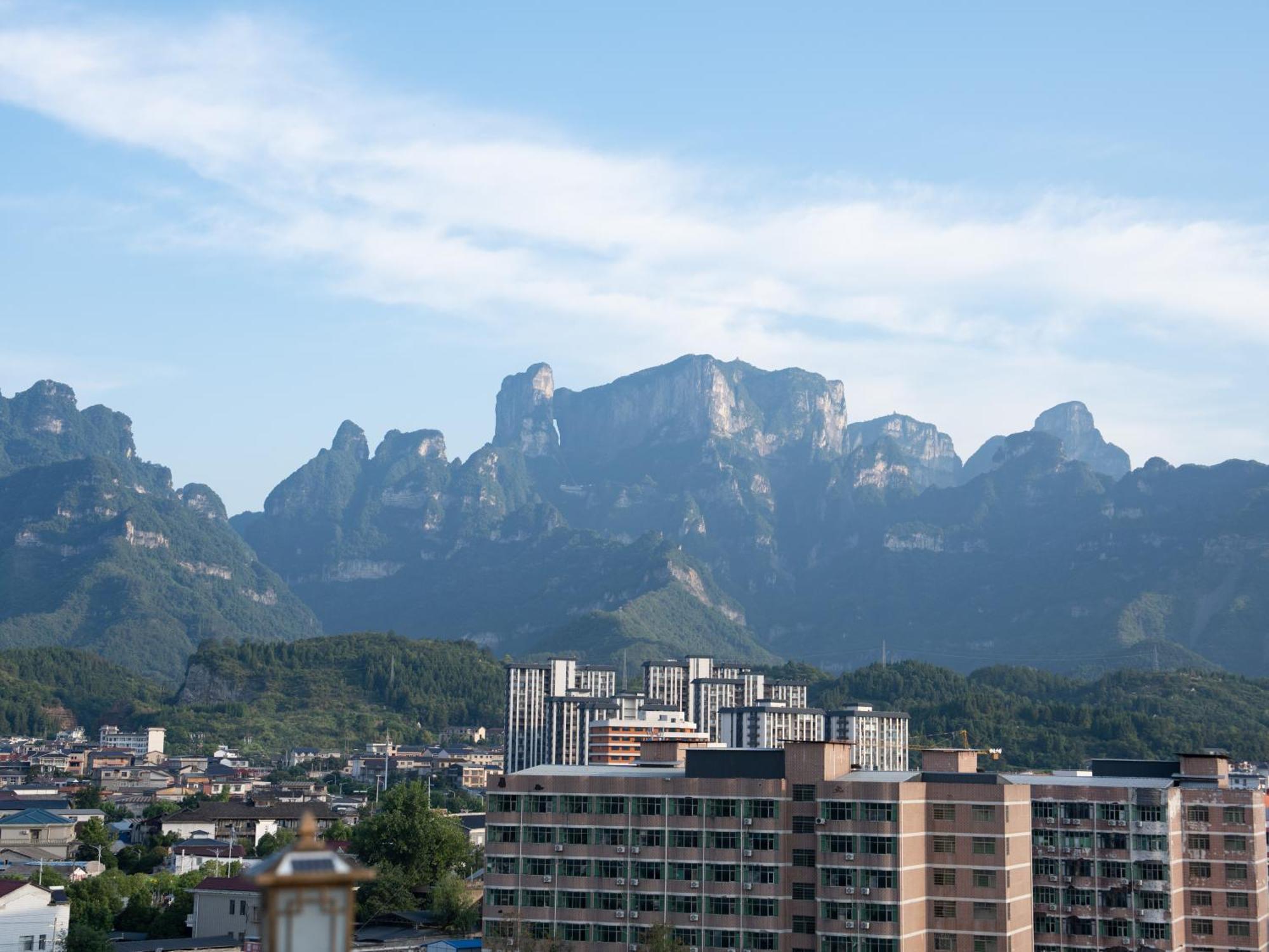 Patio Spring Holiday Inn -- Free Round Trip Pick-Up Service --Panoramic View Of Tianmen Mount Zhangjiajie Eksteriør bilde